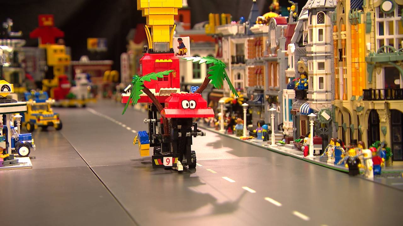 Pleister op de wonde voor de carnavalsfans in Ballefruttersgat: een optocht in Lego. (foto: Bert Geeraets)