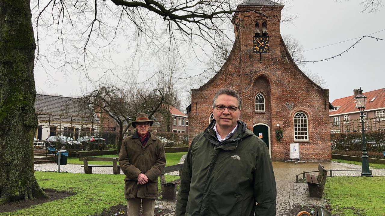 Henk Veltmeijer (l) en Ton Gimbrère bij de Hasseltse Kapel. (Foto: Tom van den Oetelaar)