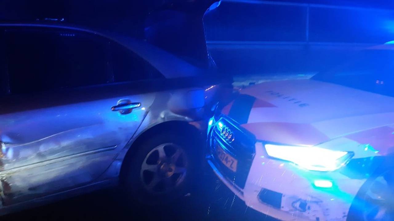 De auto werd klemgereden (foto: politie).