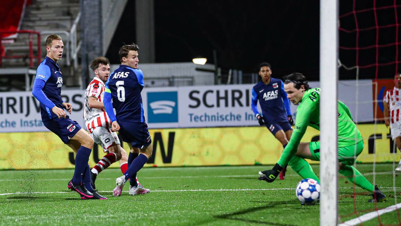 Mart Remans (2e van L.) scoort voor TOP Oss (foto: Orange Pictures).