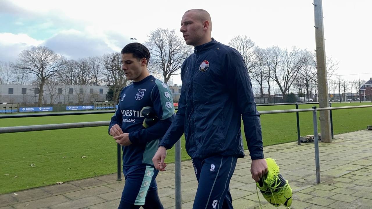 Sven van Beek met Görkem Saglam op weg naar het trainingsveld.