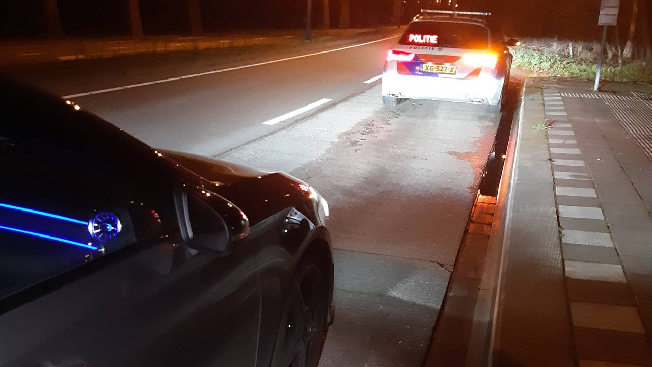 De snelheidsduivel werd aangehouden (foto: Twitter Verkeerspolitie ZWB).