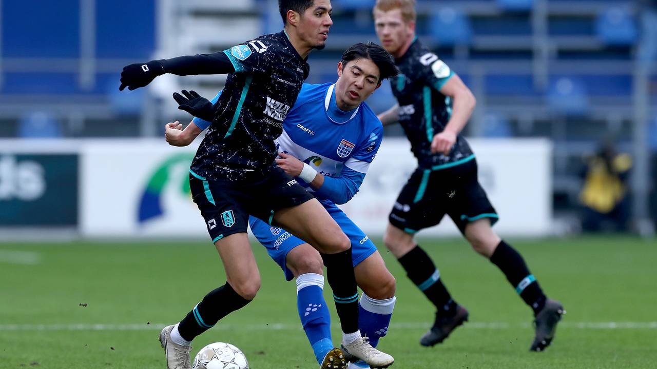 Tahiri in duel met Nakayama (Foto: OrangePictures)