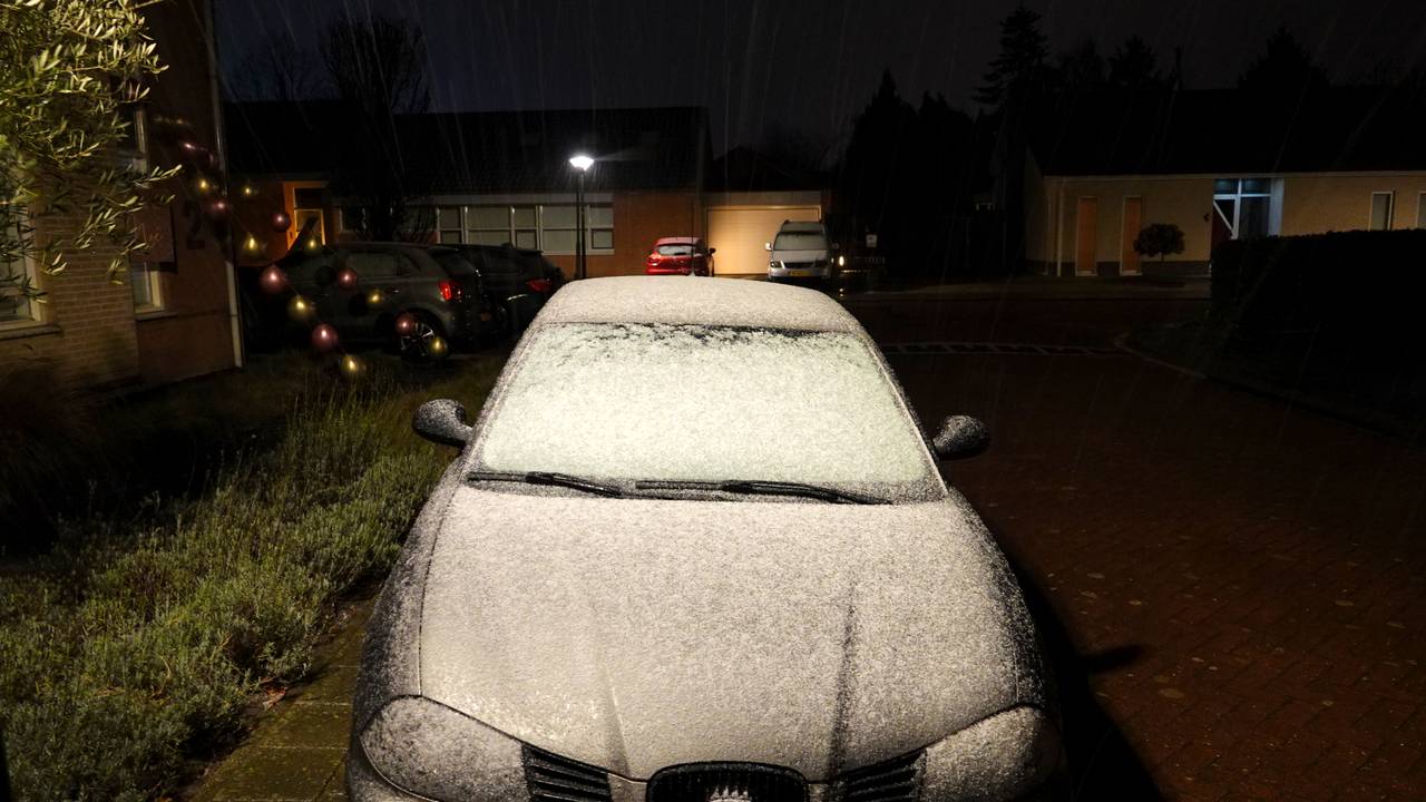De autoruit zit al goed onder de sneeuw. Foto: Ben Saanen.