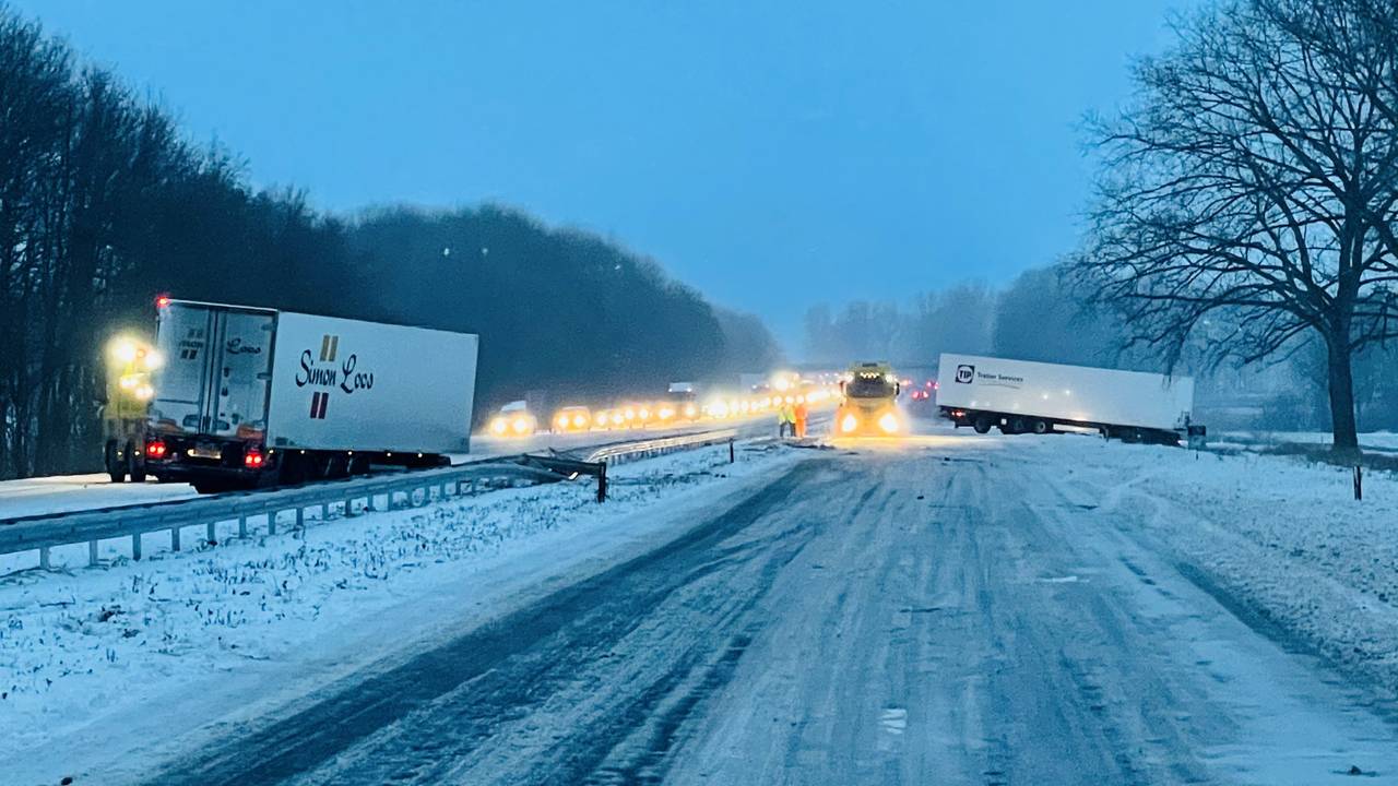 Er waren maandagochtend urenlang problemen op de A50 bij Ravenstein (foto: Tom Louter).