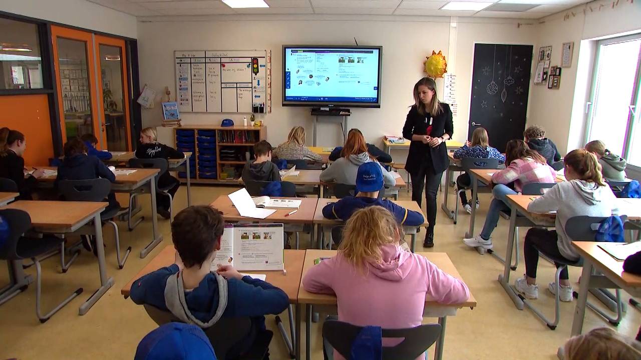 Groep 8 krijgt weer 'gewoon' les van Lobke van de Vin.
