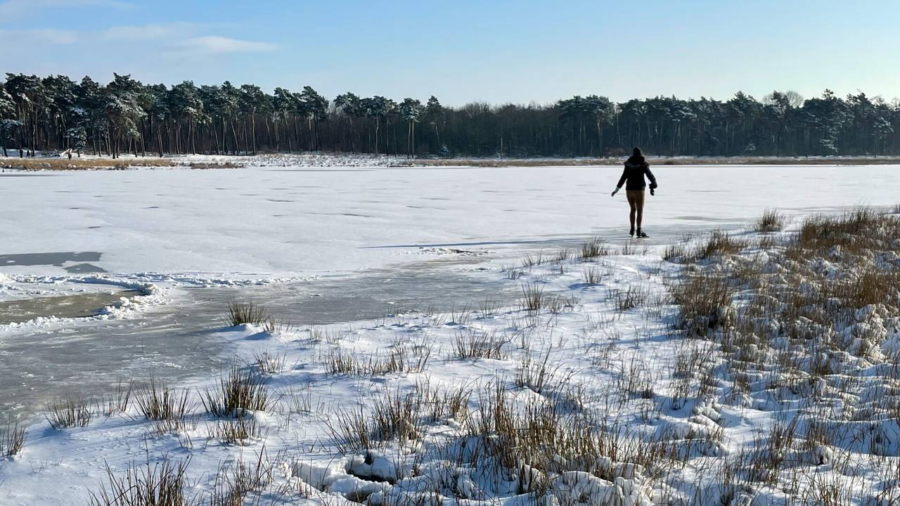 Eerste schaatsers op het ijs (Foto: Harrie Grijseels).