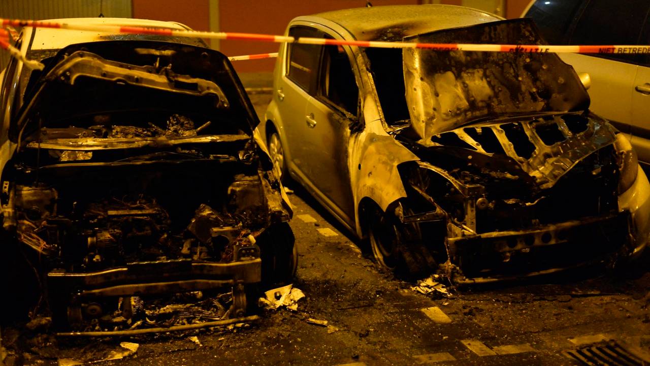 De auto's waren geparkeerd aan de Calandstraat in Breda (foto: Perry Roovers/SQ Vision).