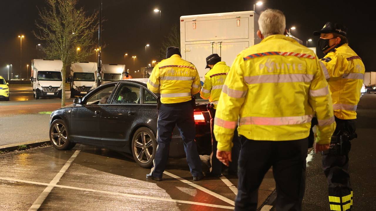 Lege straten en grote politiecontroles, zo zag de avondklok in Brabant  eruit - Omroep Brabant