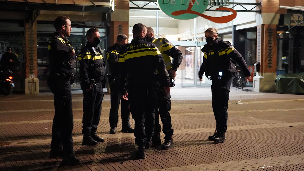 Politie aanwezig in Rijen (Foto: Jeroen Stuve / SQ Vision).
