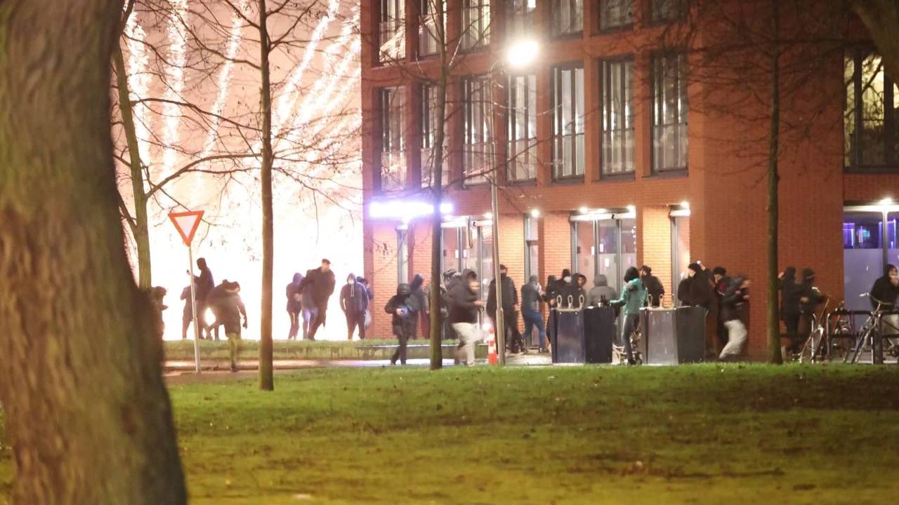 Grote groepen jongeren trokken door de straten (foto: Omroep Brabant)