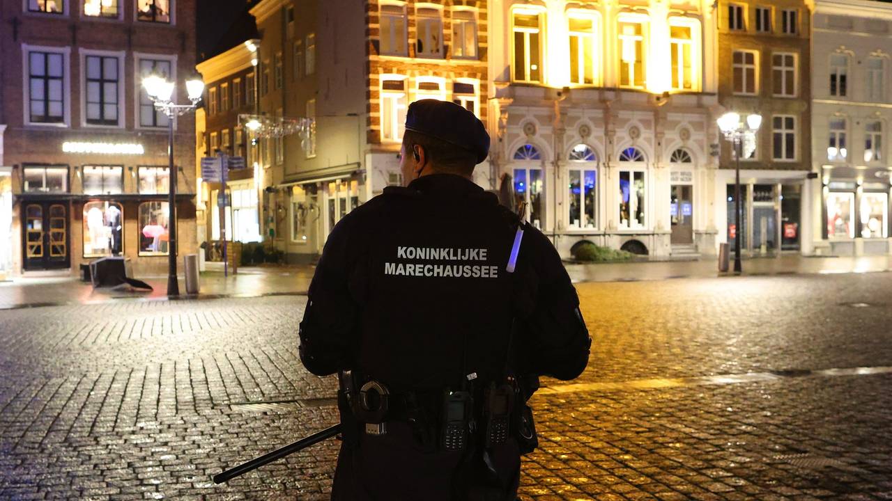 Marechaussee na de rellen in Den Bosch maandag (foto: SQ Vision).