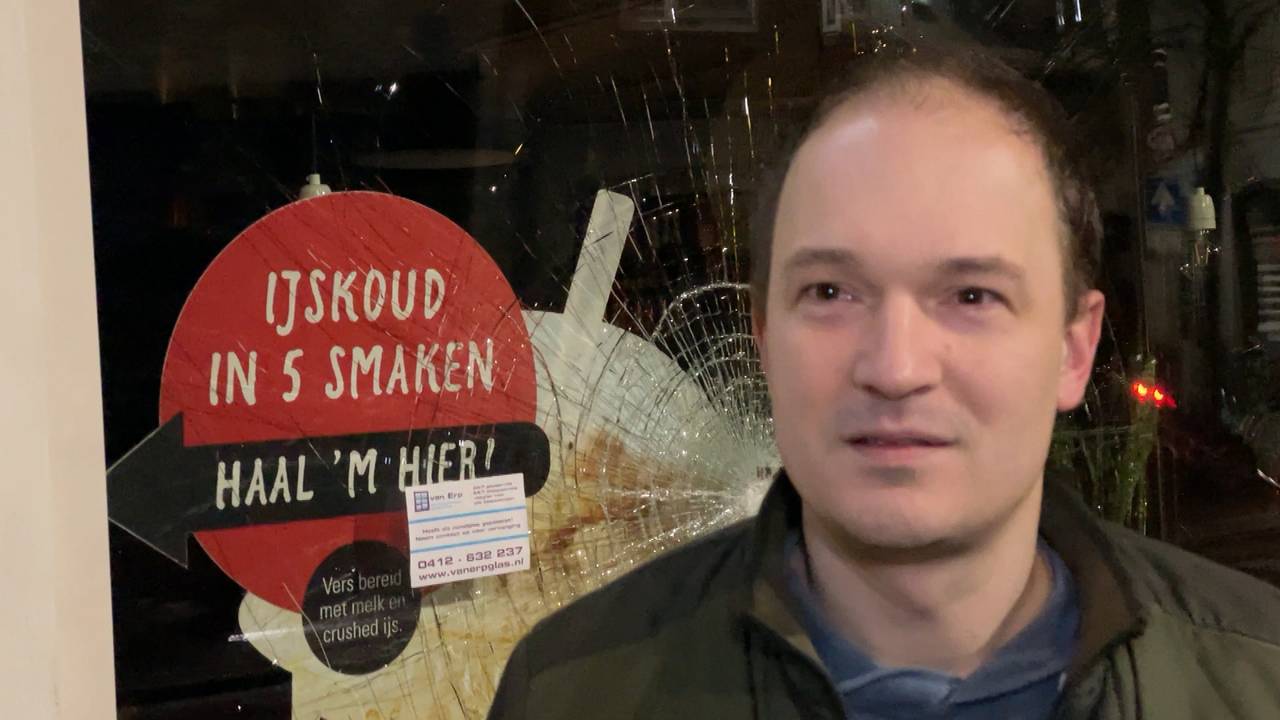 Roel Castelijns voor zijn koffiezaak waarvan de ruit het moest ontgelden.