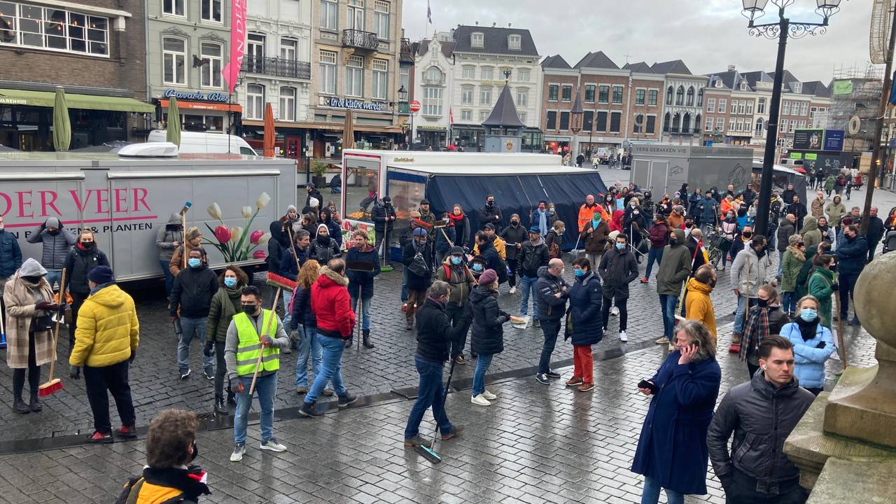 Honderden Bosschenaren de straat op om schoon te maken (foto: Jan Waalen).