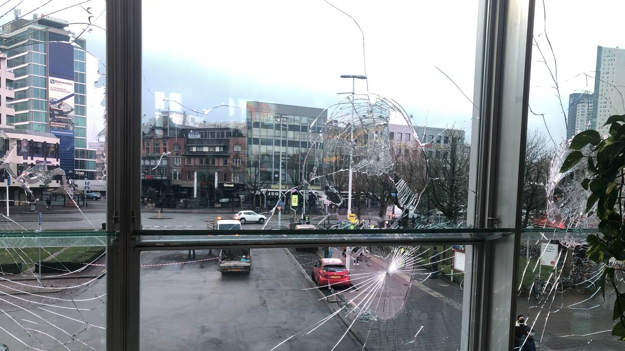 De kapotte ramen in de stationsrestauratie van Eindhoven na de rellen maandag.