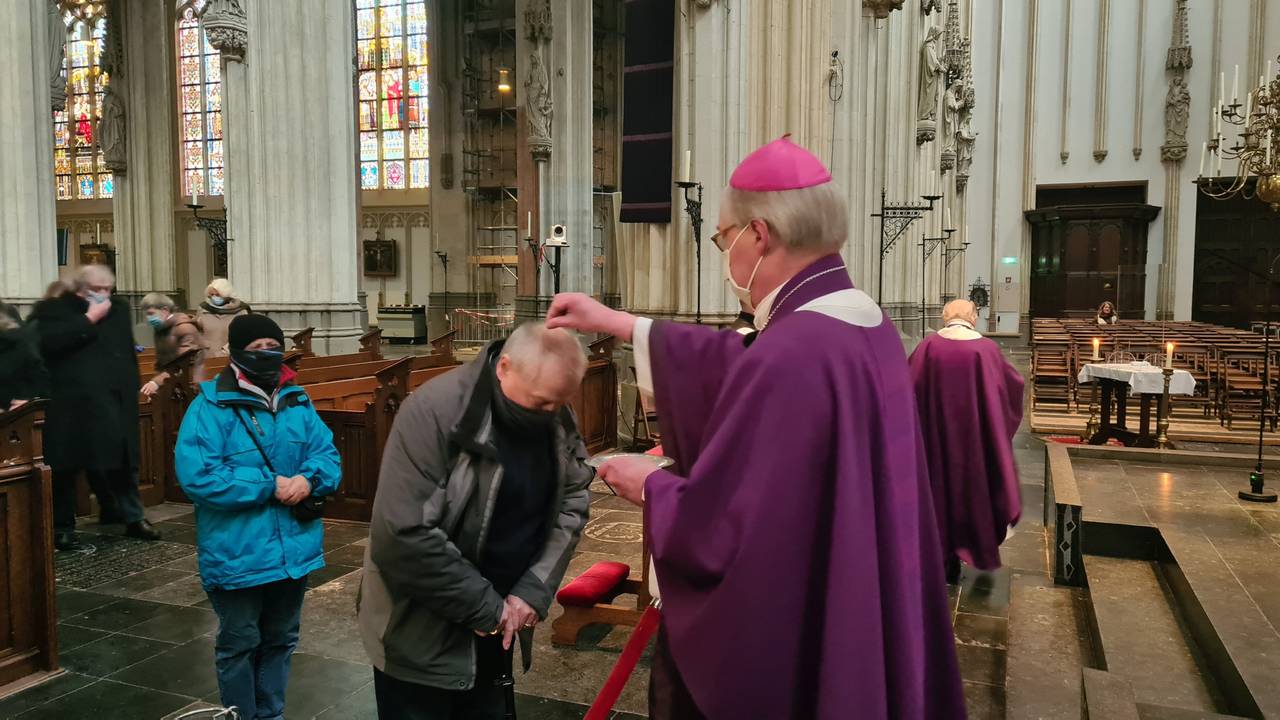 Het strooien van de as over het hoofd in plaats van het traditionele askruisje (foto: Noël van Hooft).