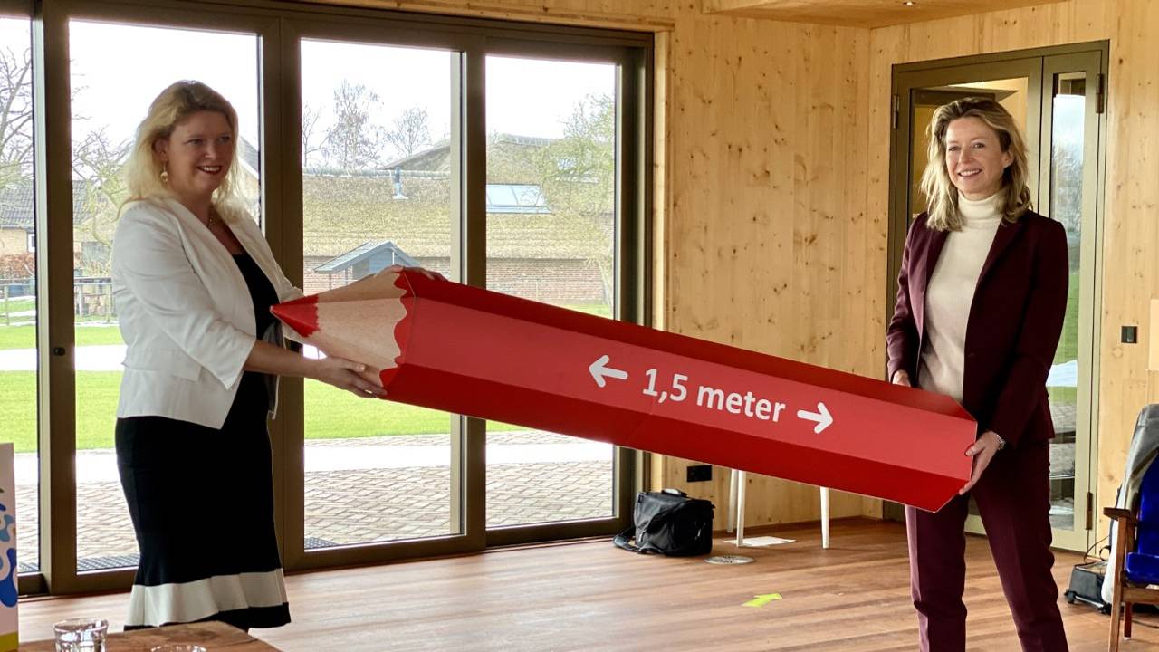 Kajsa Ollongren controleert het stembureau in Herpt (foto Jan Peels).