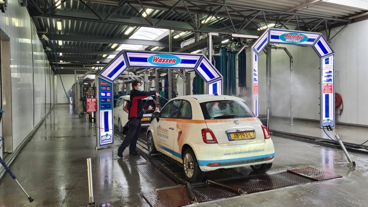 File bij de wasstraat in Tilburg (foto: Noël van Hooft)