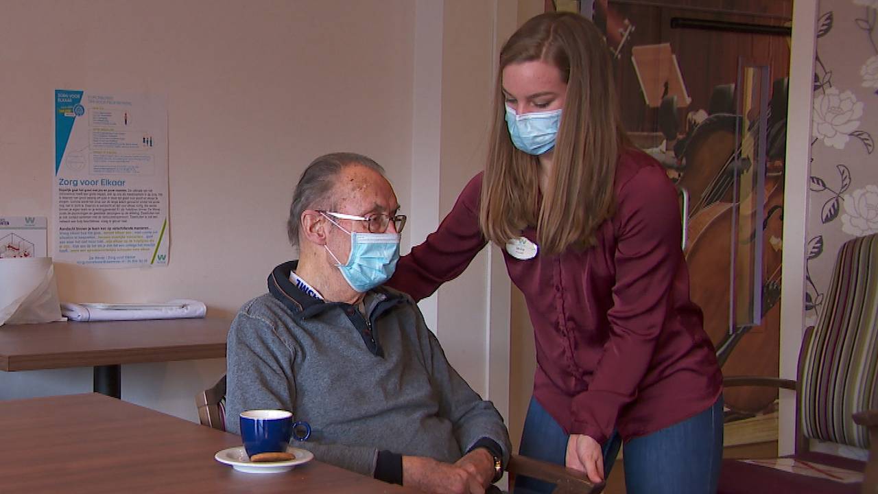 Mirthe woont sinds kort in een woonzorgcentrum voor ouderen met dementie (foto: Omroep Brabant).