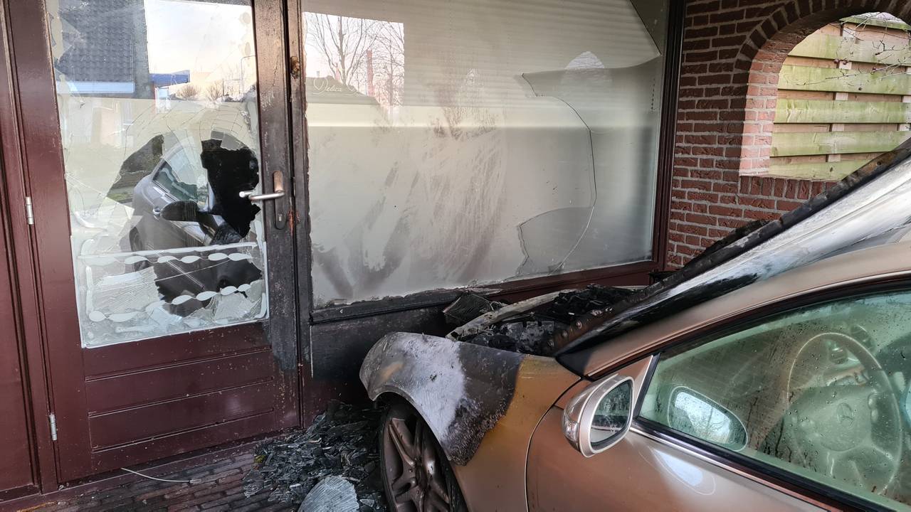 De brand in Oss verwoestte de auto van Ad en vanwege de hitte sprongen de ramen van de schoonheidssalon (foto: Noël van Hooft).