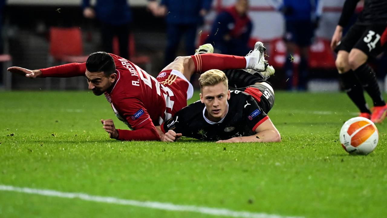 Timo Baumgartl gaat onderuit in duel met Ahmed Hassan van Olympiakos (foto: ANP).