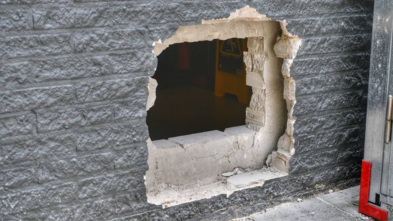 De schade die de twee zouden hebben aangericht bij het tankstation in Valkenswaard. (Foto: OM Oost-Brabant).