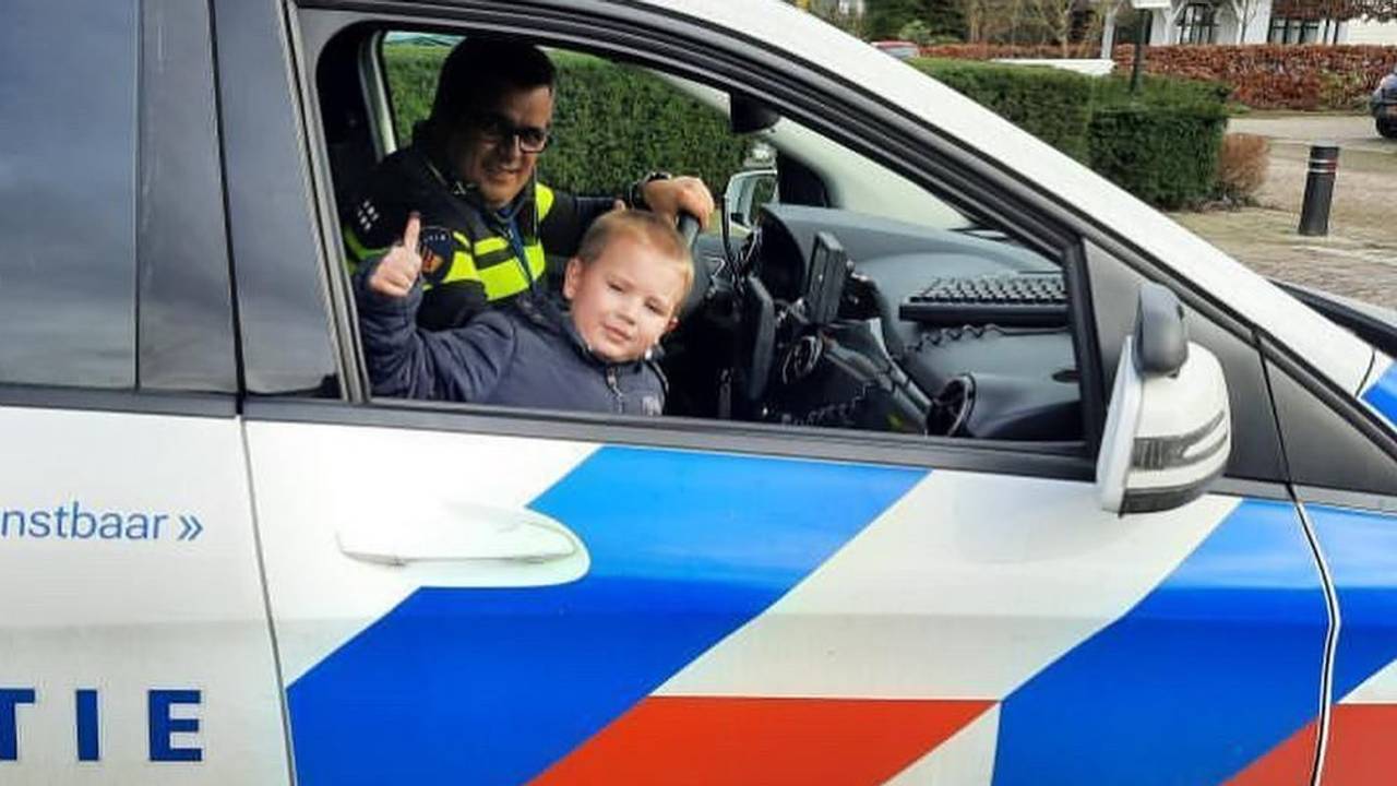 Mike (7) met agent Erik (foto: Wijkagent_erik_denbosch).