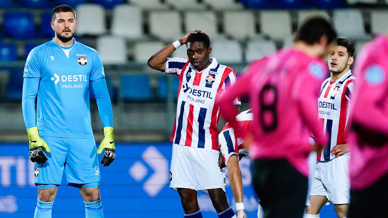 Verslagenheid bij de Willem II-spelers na één van de FC Utrecht-treffers (foto: OrangePictures).
