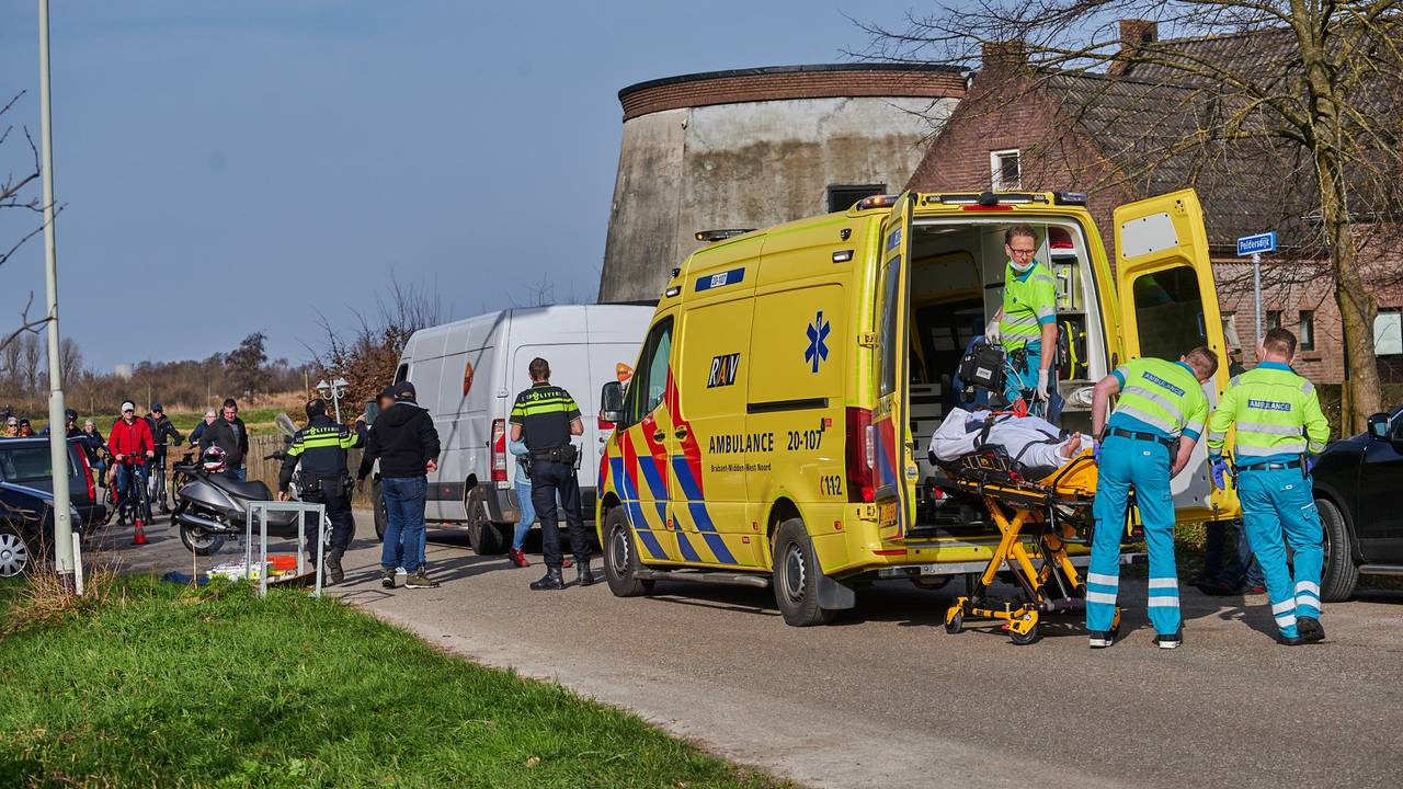 De pakketbezorger is met een ambulance naar het ziekenhuis gebracht (foto: Tom van der Put/SQ Vision).