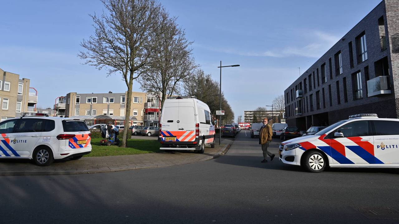 Na de melding van de vondst van de vrouw werden veel agenten ingeschakeld (foto: Tom van der Put/SQ Vision).