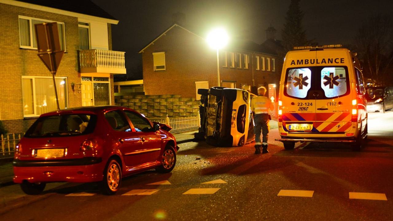 De bus belandde op zijn zij (foto: Walter van Bussel/SQ Vision).