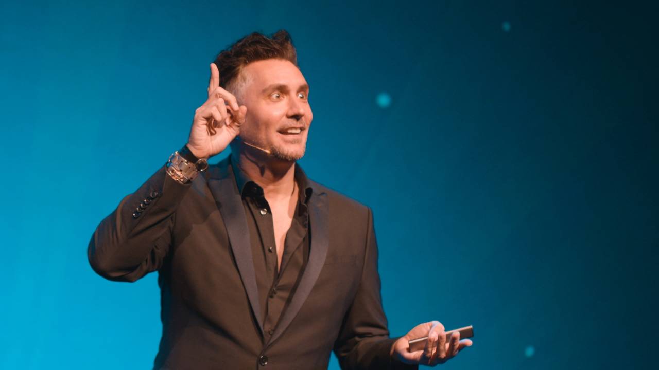 Guido Weijers gaf in coronatijd een voorstelling.