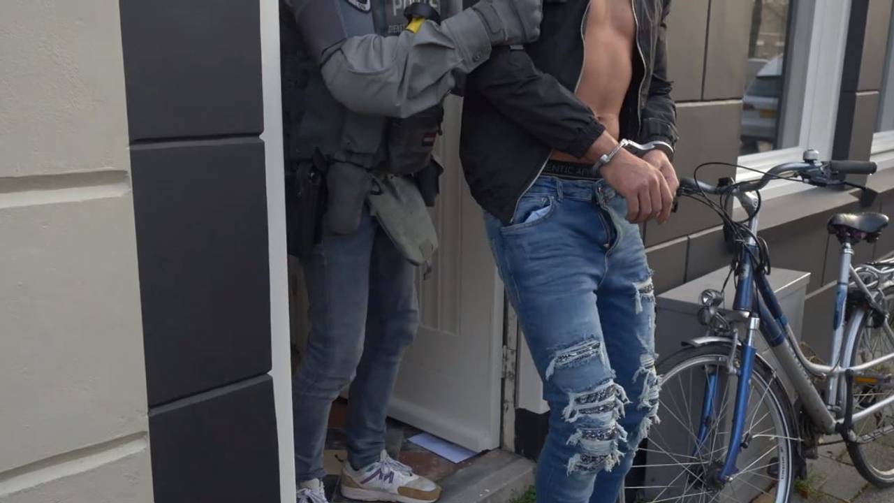 Eén van de verdachten wordt aangehouden (beeld: Kmar).