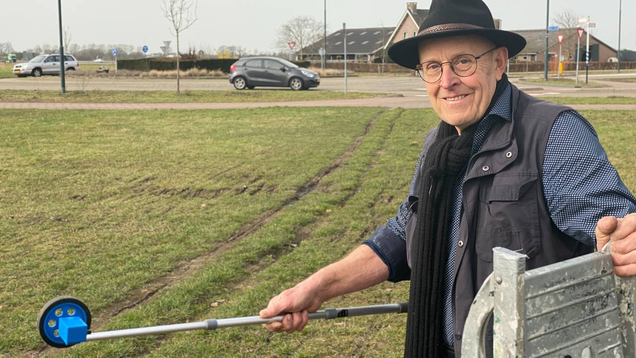 Jan Verhagen met zijn trap en meetapparaat bij een olifantenpaadje (foto: Jan Peels)