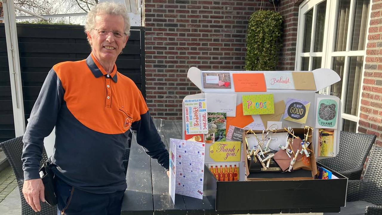 Pakketbezorger Willie met zijn cadeaupakket. (foto: Kim Hoens)