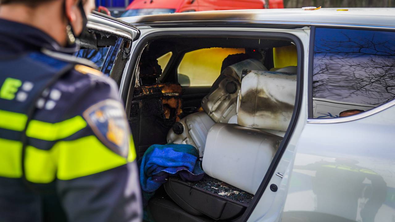 De auto in Geldrop lag vol vaten (foto: Sem van Rijssel/SQ Vision).