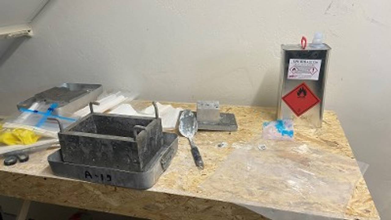 Interieur van het lab: een houder voor een cokeblok en chemicaliën (foto: politie)