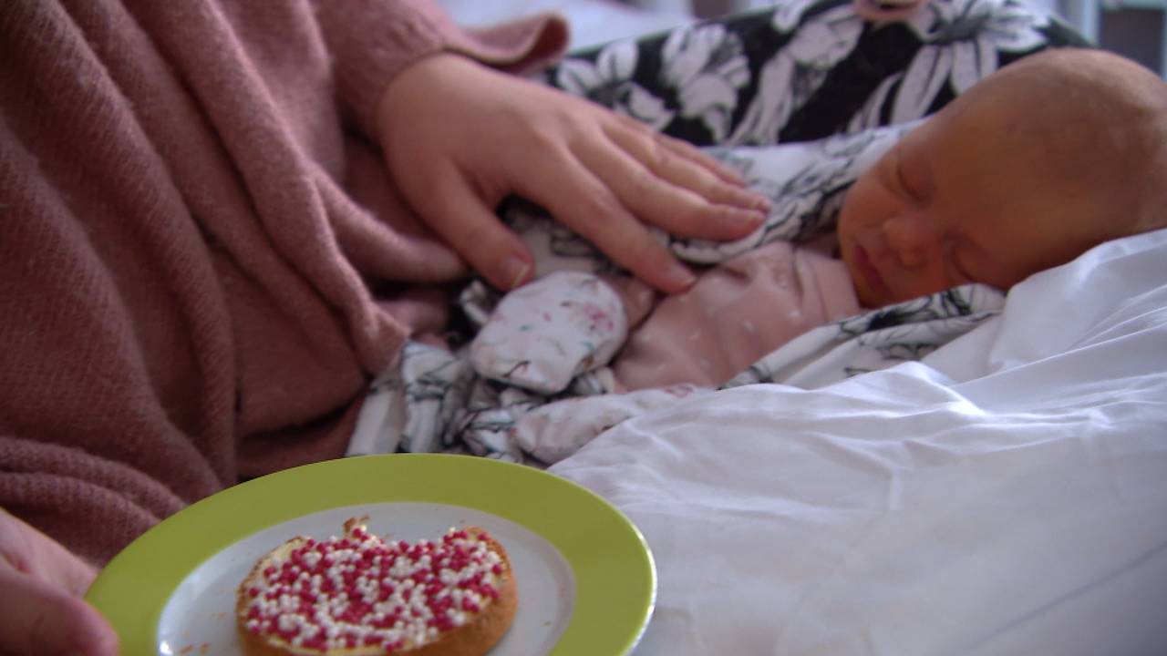Geen roze-witte muisjes maar rood-witte Streekgenootjes voor baby Yinthe (foto: Wendy Michels).