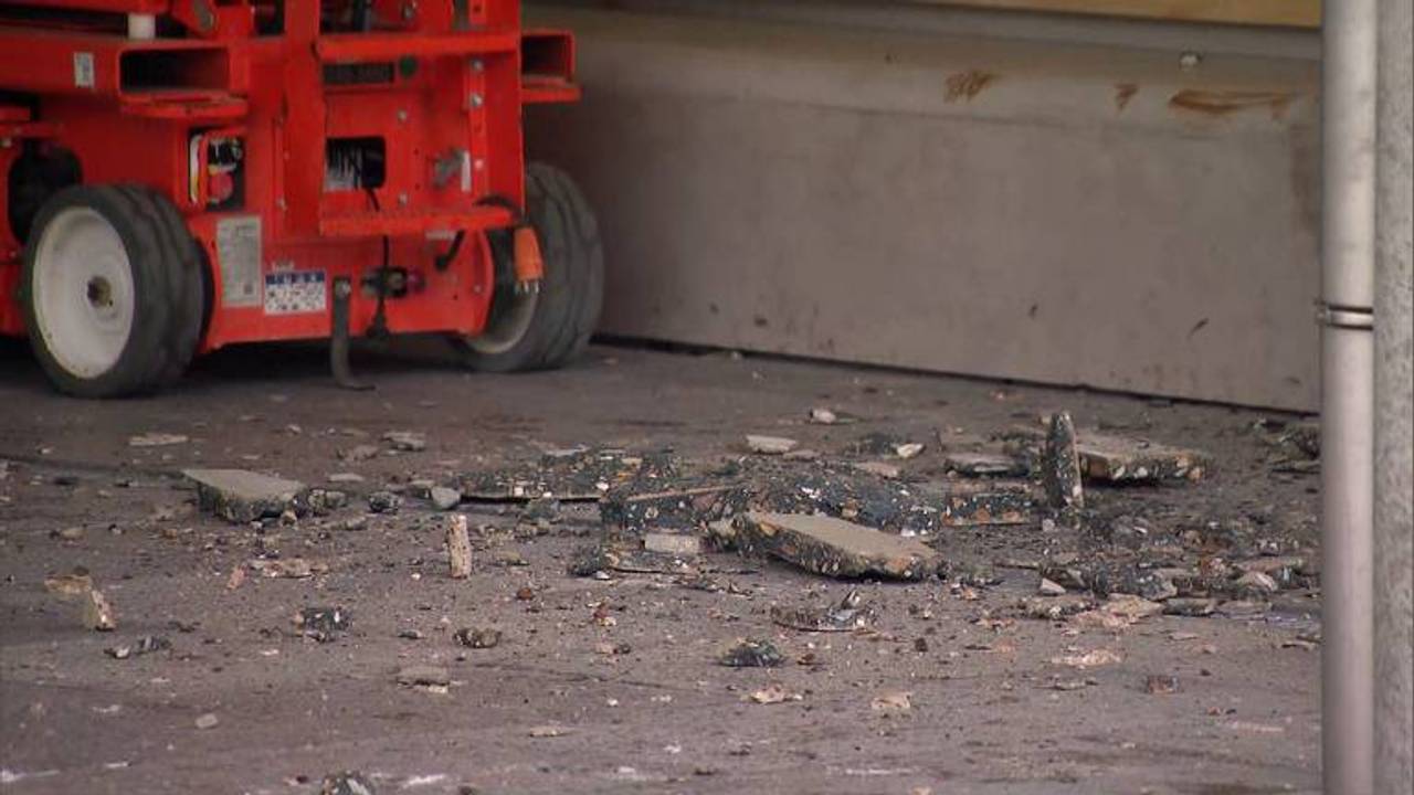 Er bleek een stuk beton naar beneden te zijn gevallen (foto: Omroep Brabant).