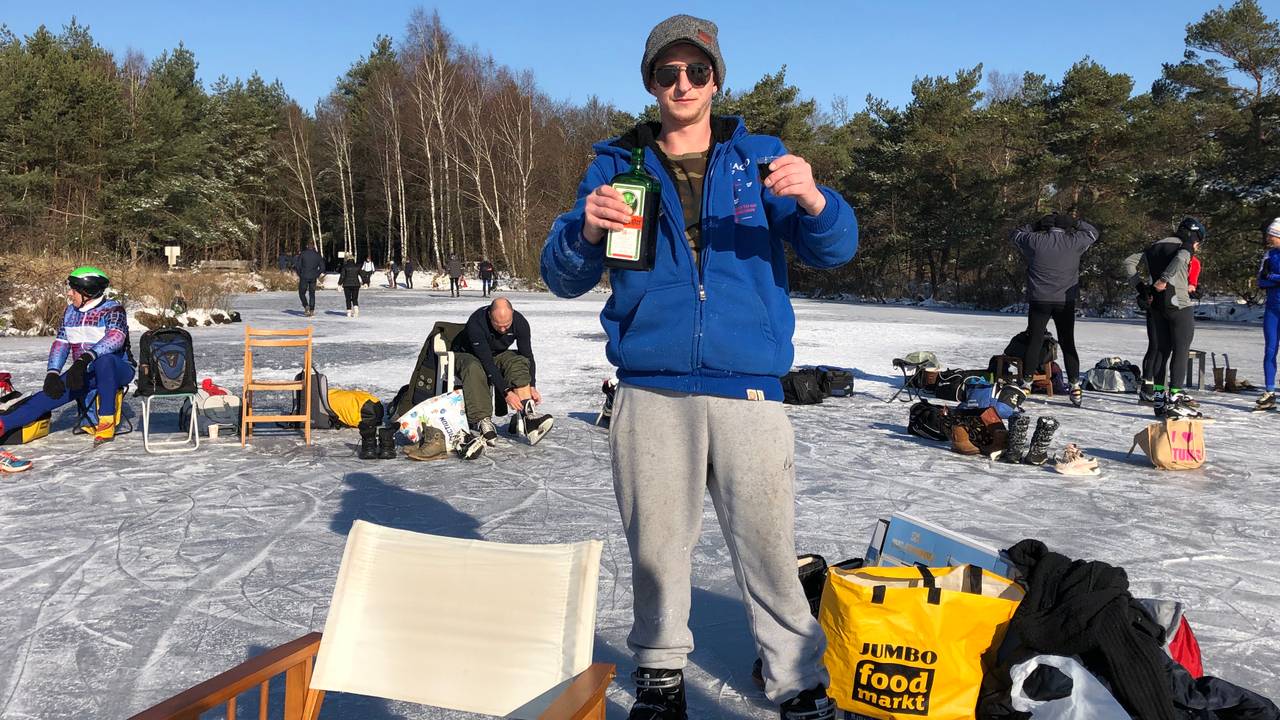 Vroege vogels schaatsen op De Flaes in Esbeek 