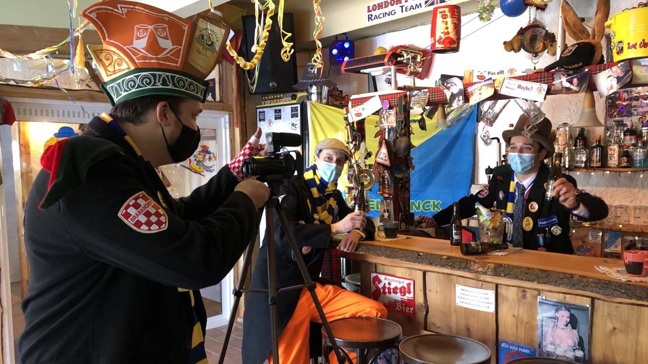 De eerste opnamen voor de kroegentocht in Oosteind (Foto: Raymond Merkx)