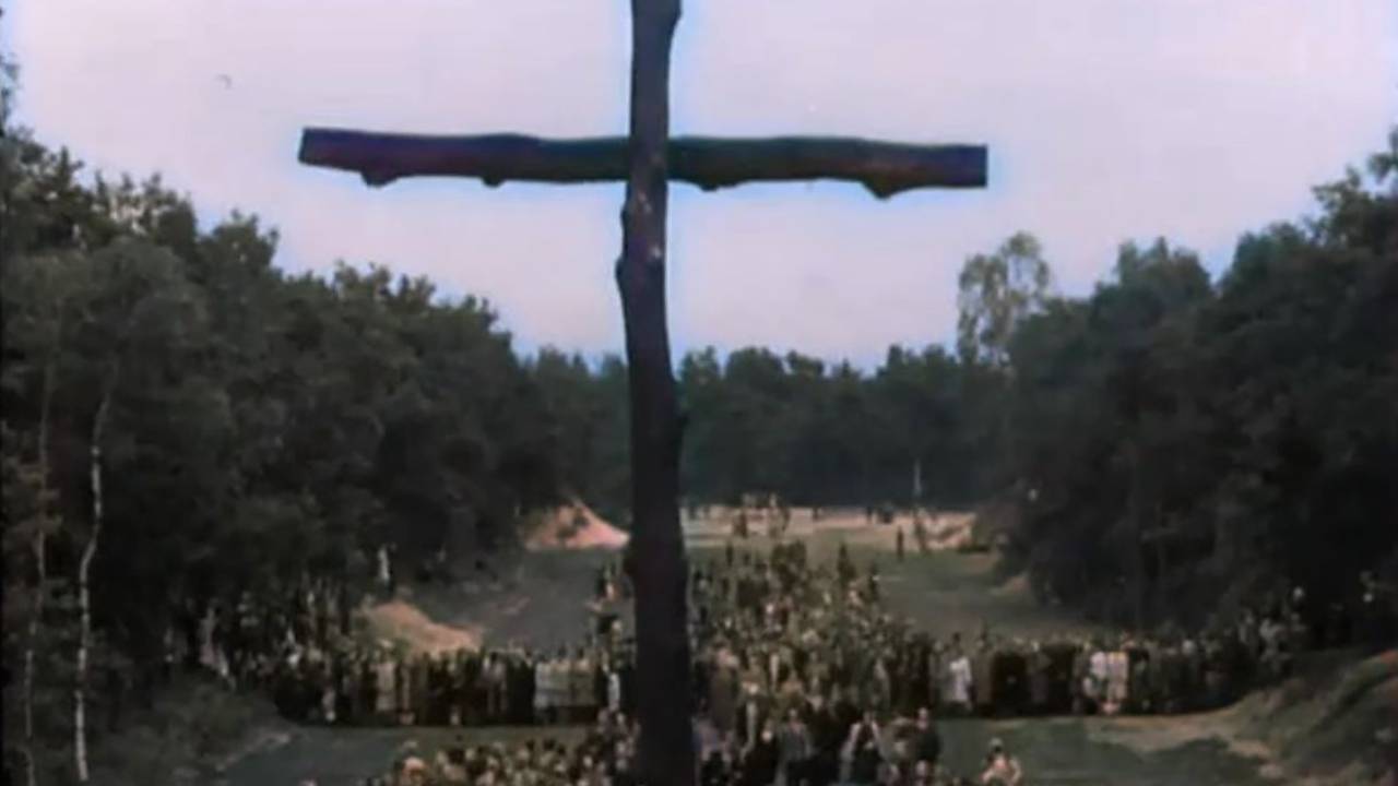Unieke beelden gevonden van herdenking in Kamp Vught in 1946 (beeld: History in Color).
