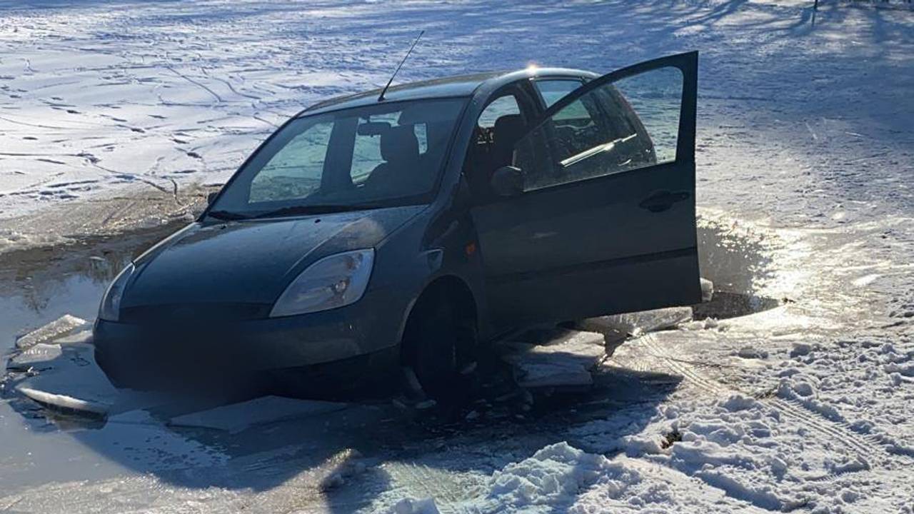 De bestuurder dacht dat hij nog op de parkeerplaats reed (foto: ingestuurd).