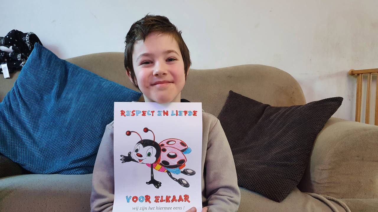 Carlin maakt graag kleurplaten in de hoop dat iedereen wat liever is voor elkaar (foto: Lola Zopfi).