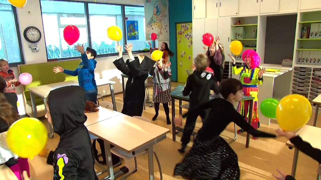 "Wel bij je stoeltje blijven', zegt de juf tijdens coronacarnaval in de klas (Foto;Omroep Brabant)