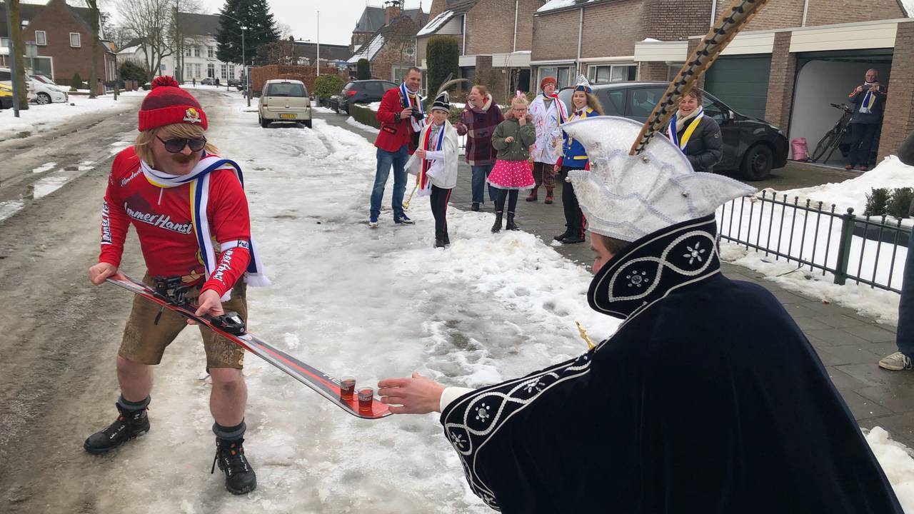 Feestartiest Immer Hansi deelt coronaproef shotjes uit in Helmond (Foto: Alice van der Plas)