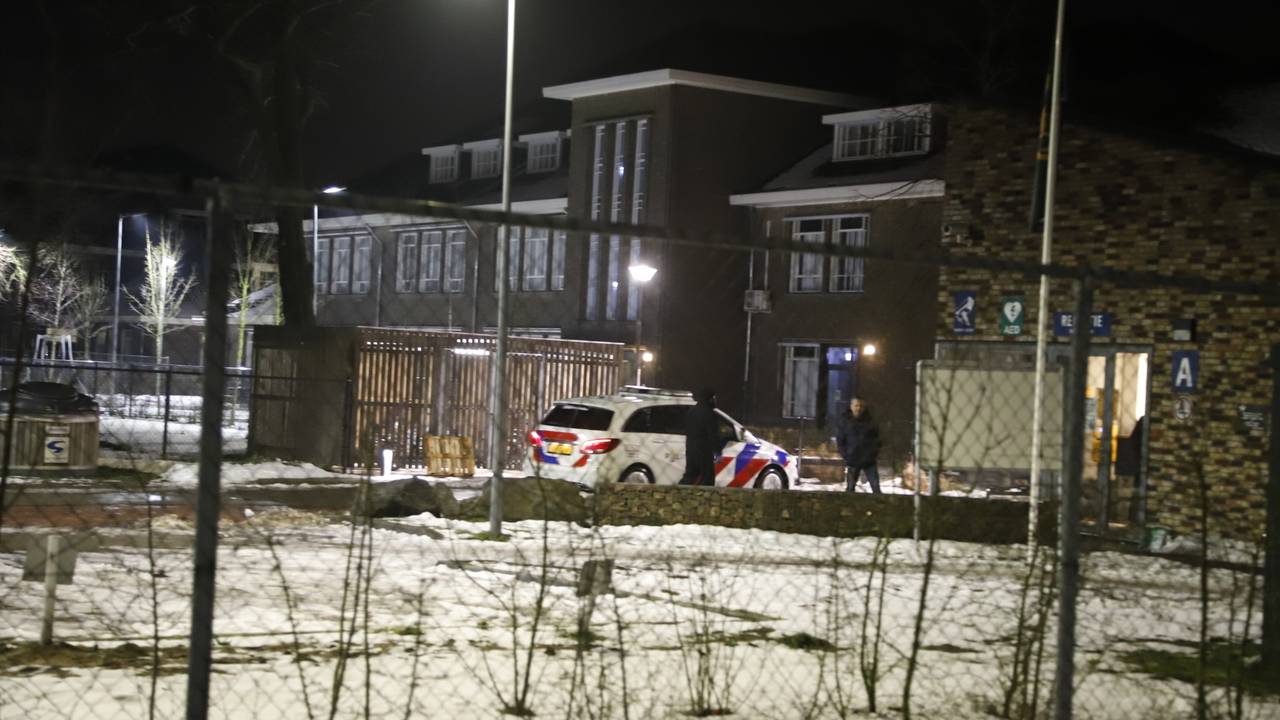 Gewonde bij steekpartij op azc in Grave (foto: Saskia Kusters/SQ Vision).