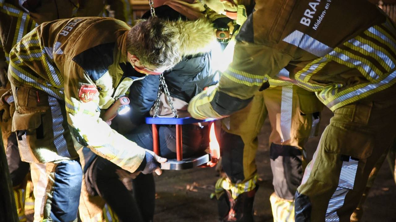 De brandweer bevrijdde het meisje uit de kinderschommel (foto: Toby de Kort/SQ Vision).