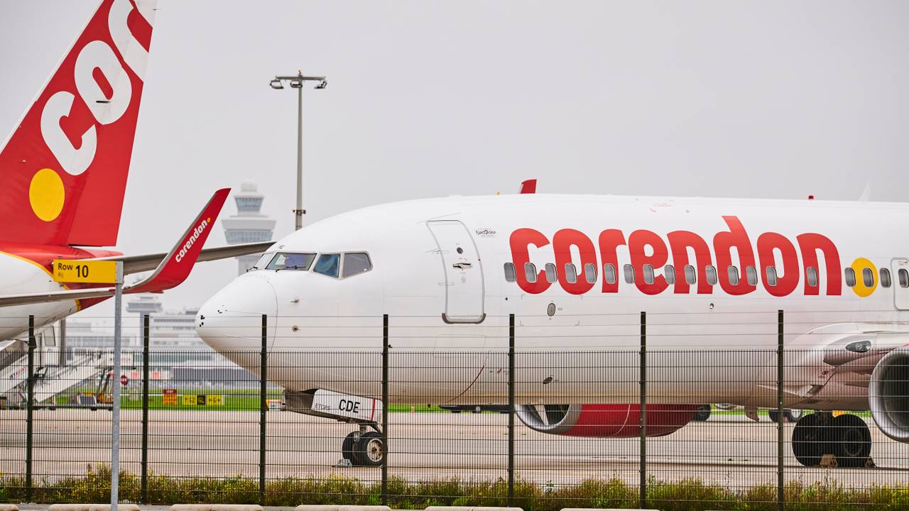 Toestellen van Corendon geparkeerd bij een luchthaven (foto: ANP 2020 /Nico Garstman