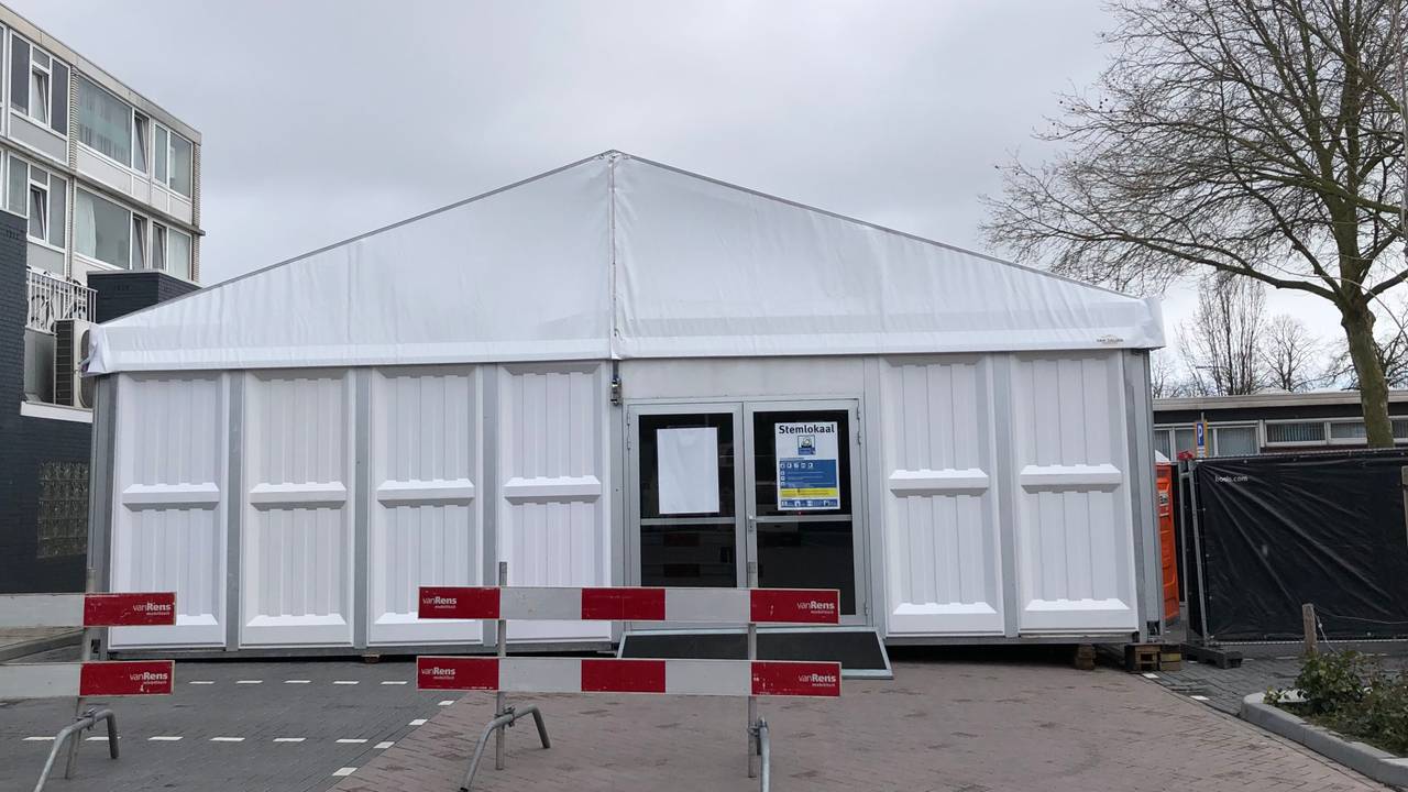 Het 'verplaatste' stemlokaal aan het Roelof Kranenburgplein (Foto: Agnes van der Straaten)